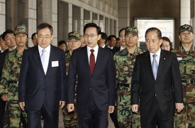 Prezident a ministr obrany Jižní Koreje.